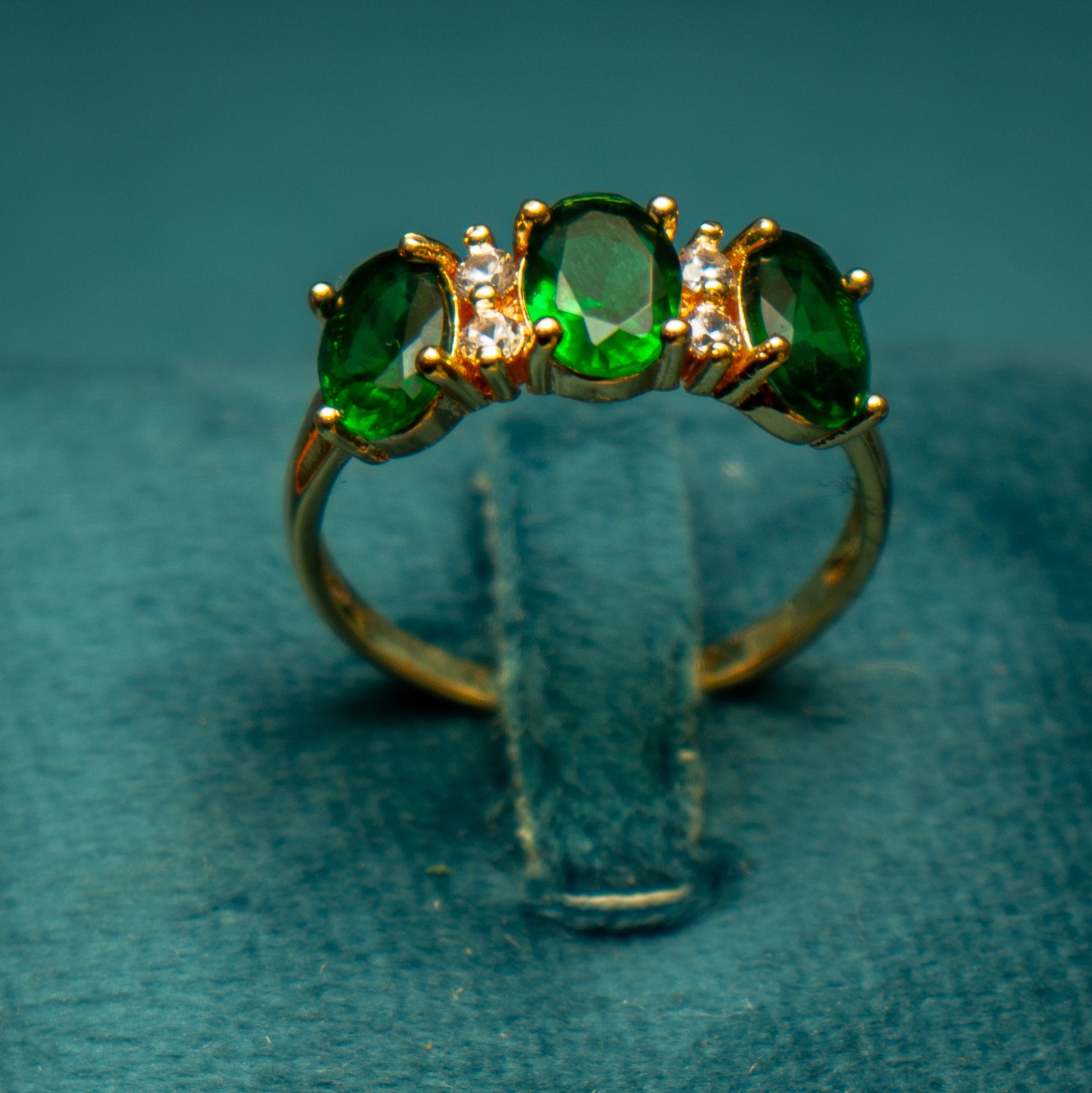 Anel em ouro 18k com esmeraldas e diamantes