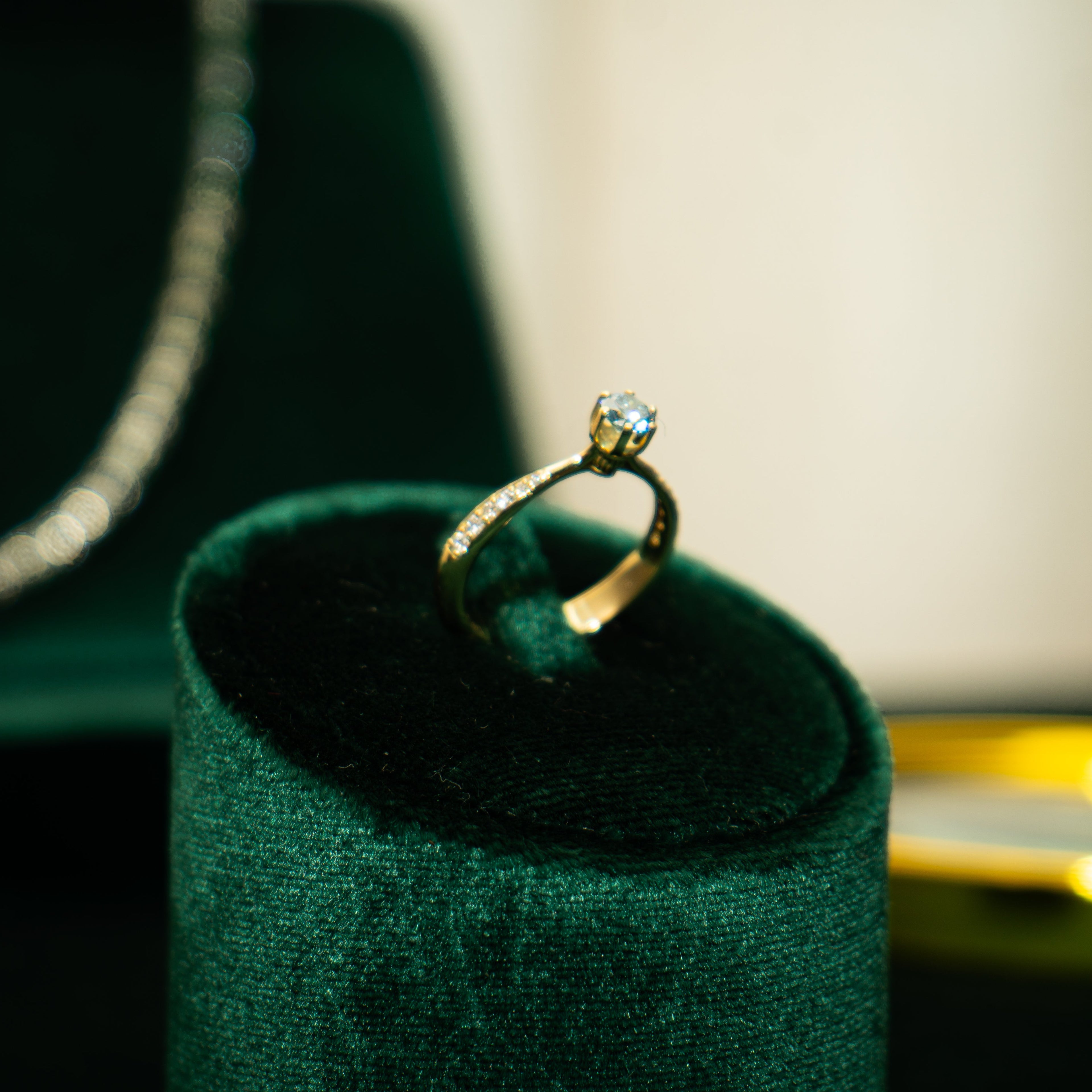 Anel solitário em ouro 18k com diamante azul