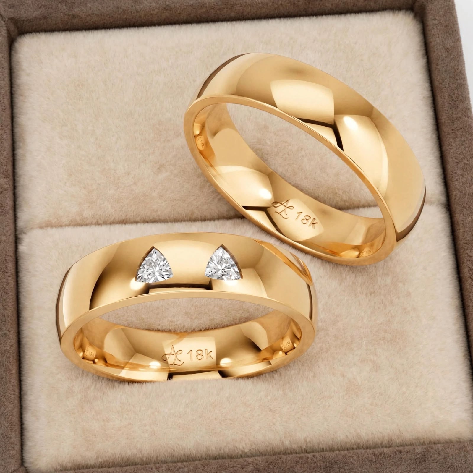 Aliança de Casamento Exclusiva em Ouro Amarelo 18K com Diamante Trillion