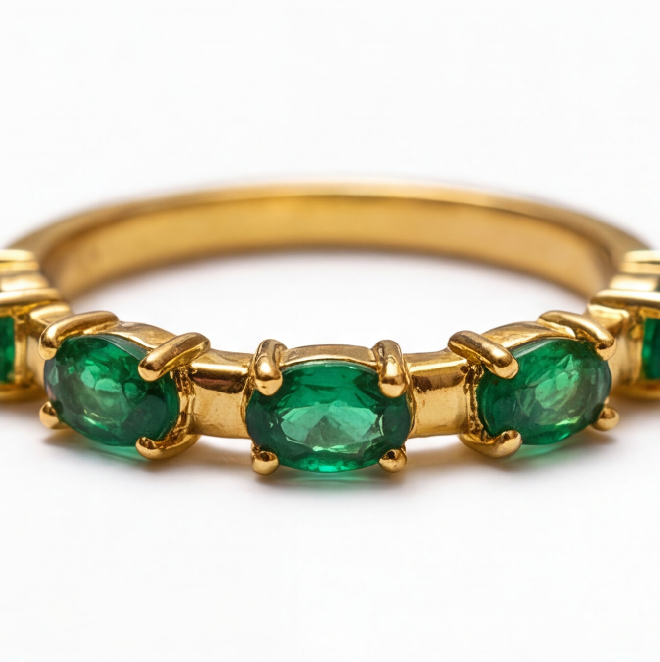 Anel em ouro 18k com esmeraldas