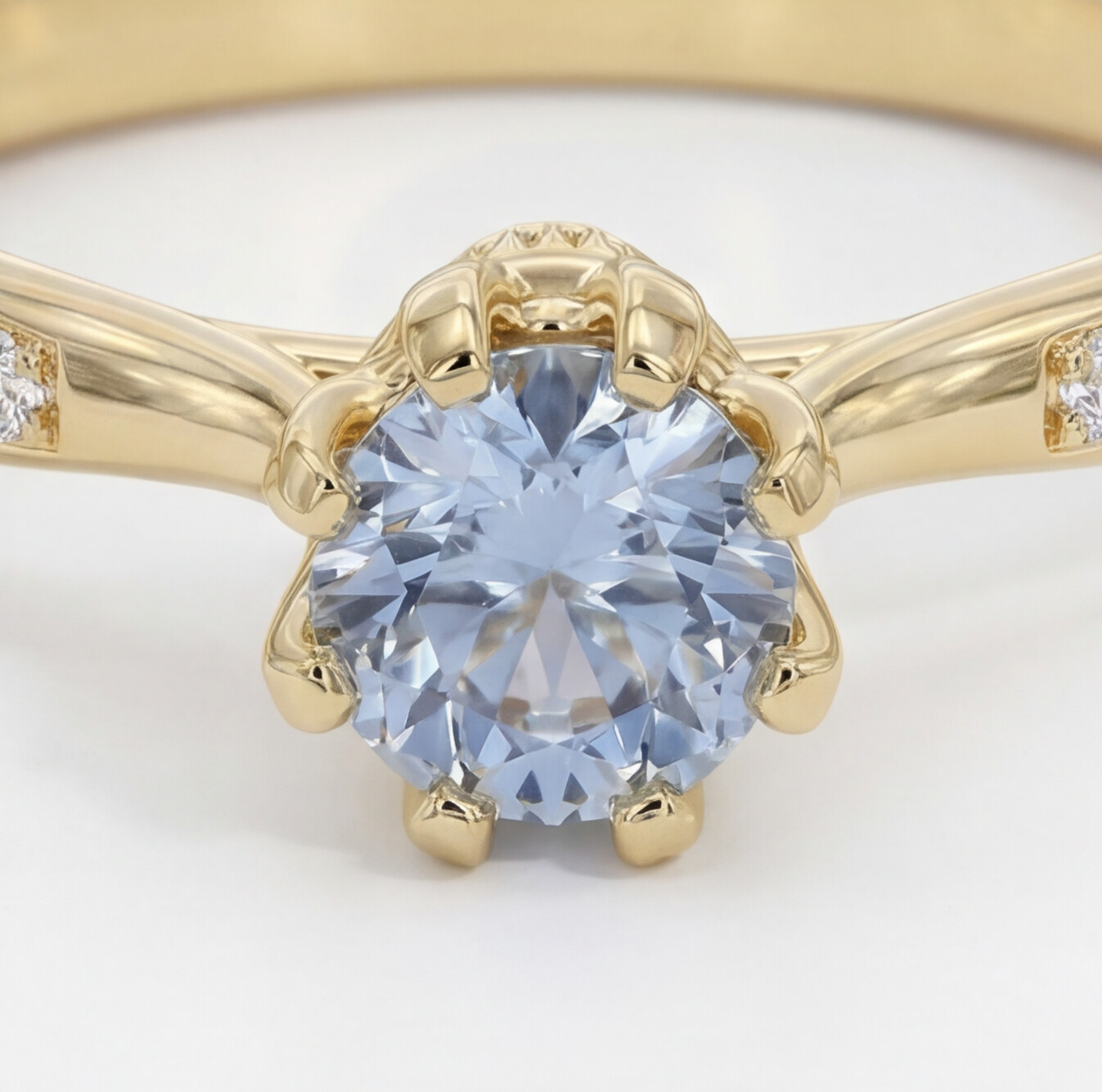 Anel solitário em ouro 18k com diamante azul