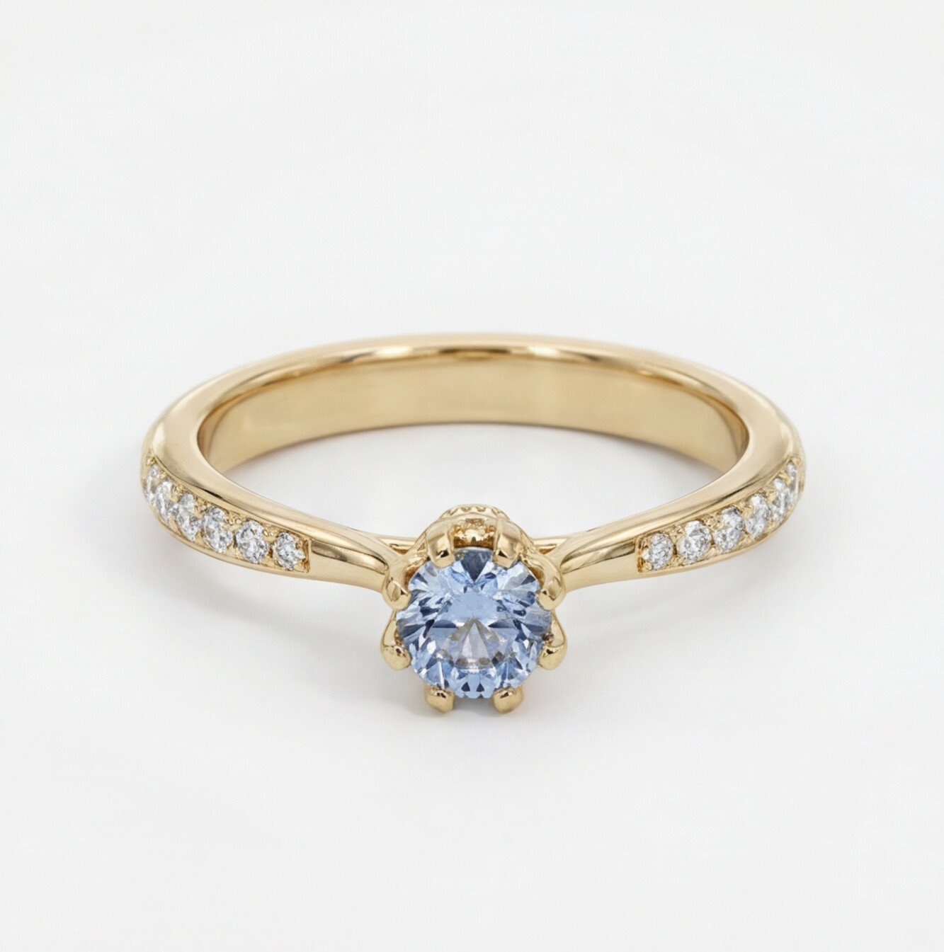 Anel solitário em ouro 18k com diamante azul