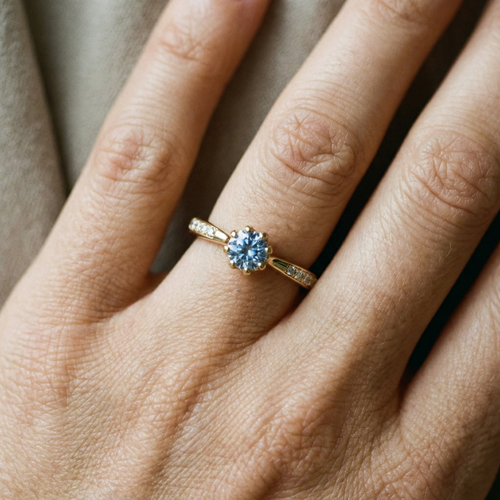 Anel solitário em ouro 18k com diamante azul