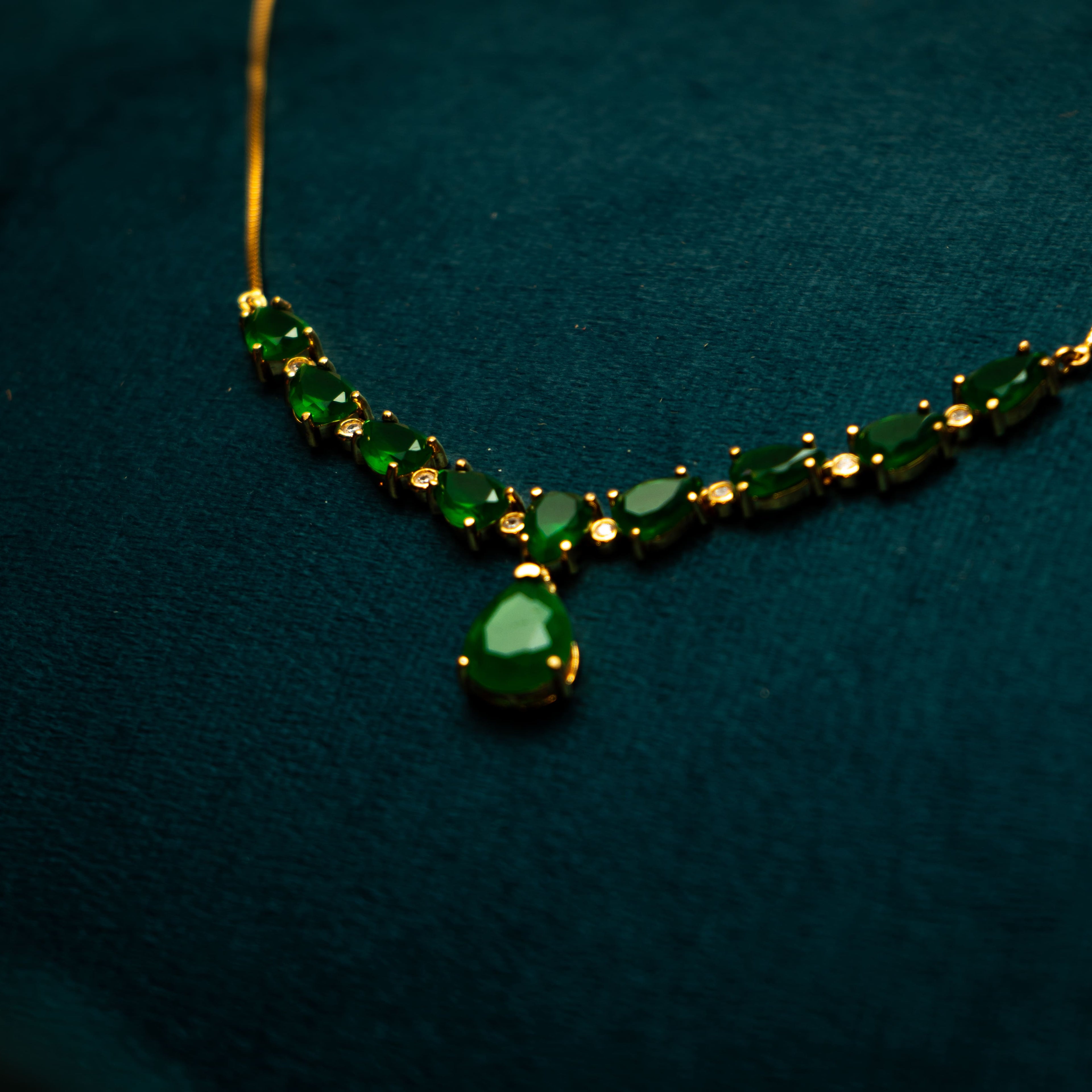 Colar em ouro 18k com esmeraldas e diamantes