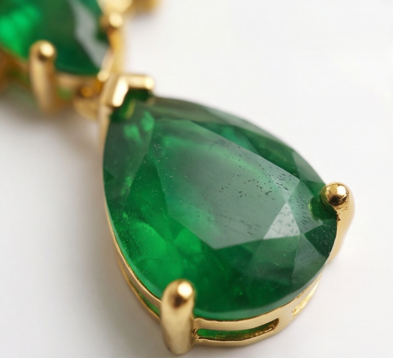 Colar em ouro 18k com esmeraldas e diamantes