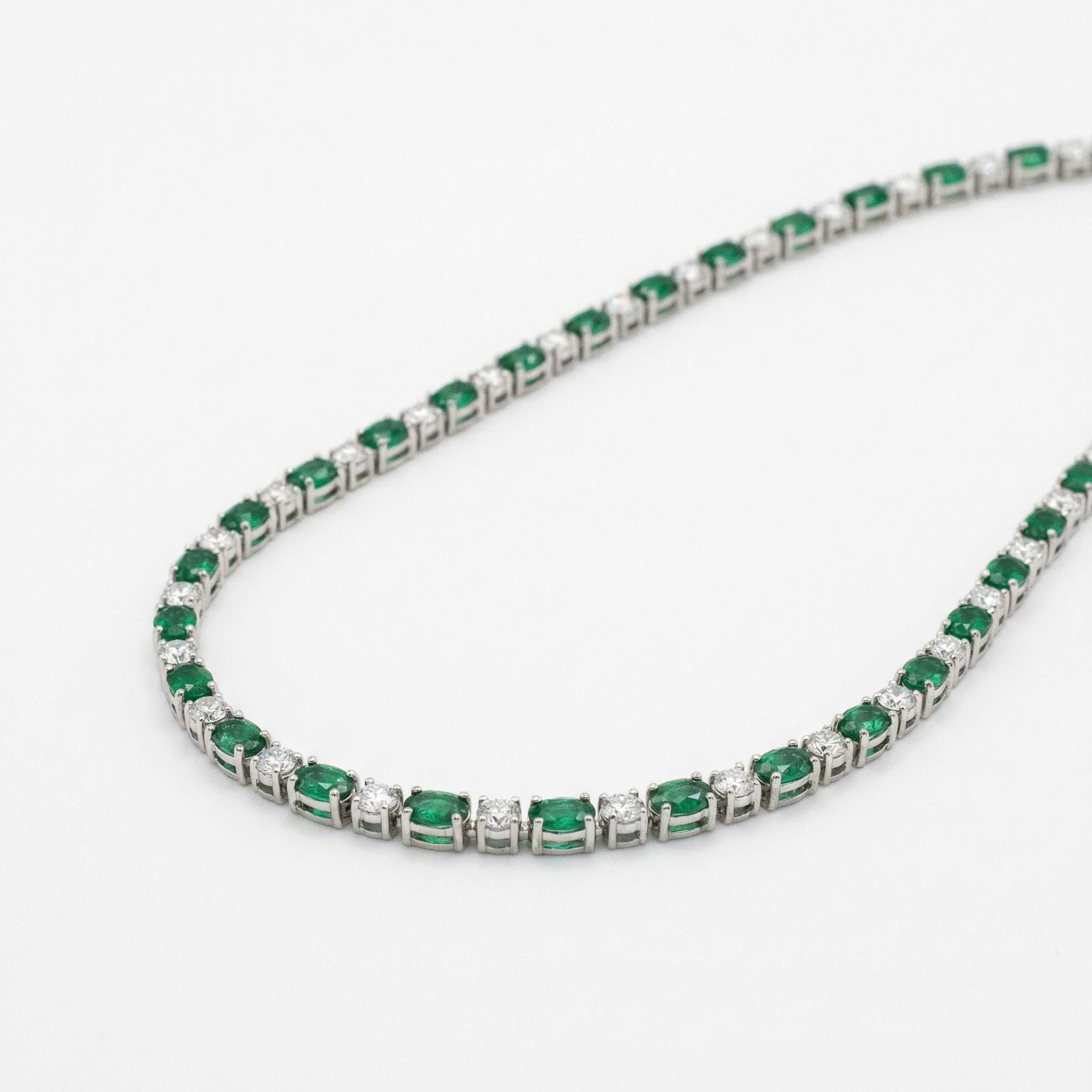 Colar Riviera em ouro branco com esmeraldas e diamantes