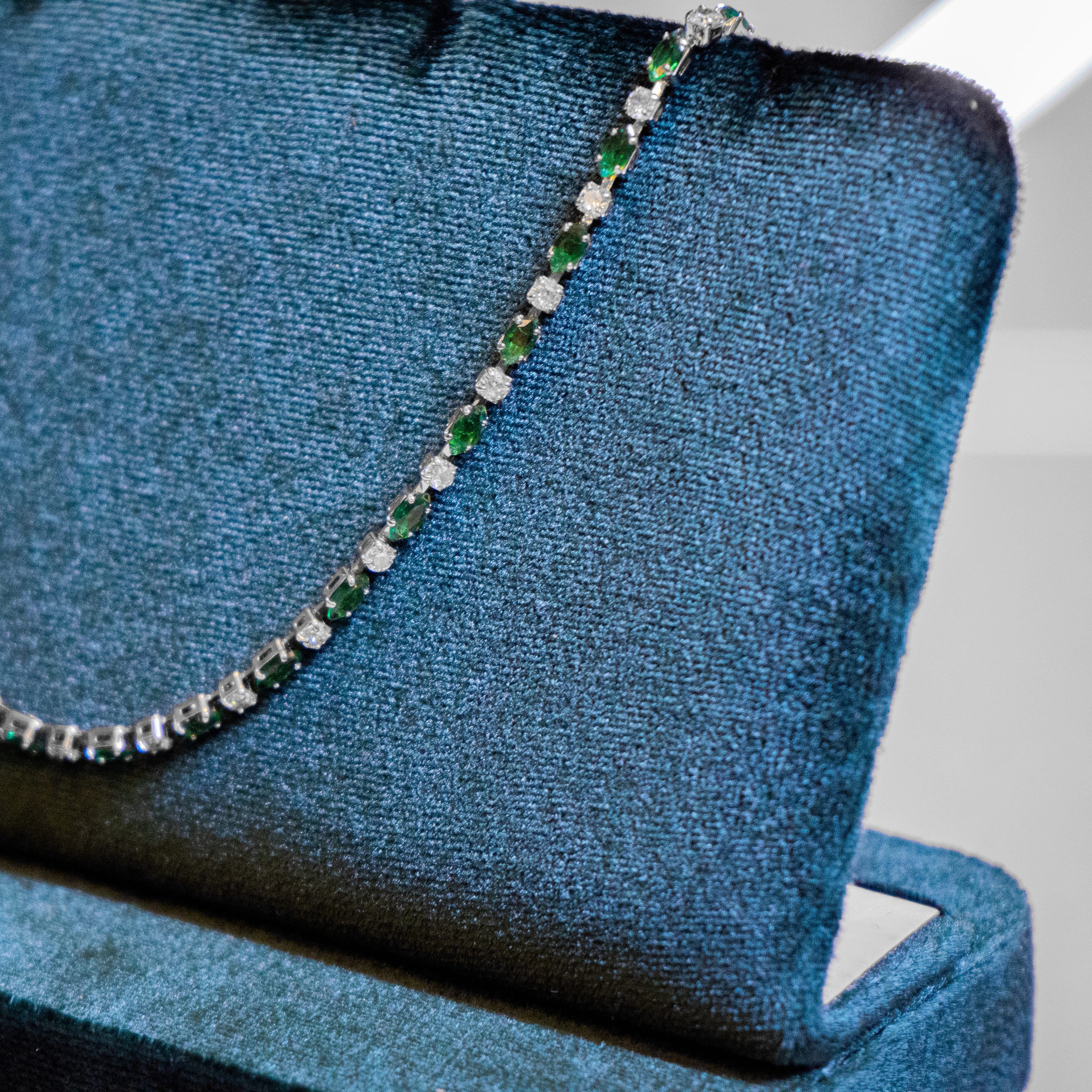 Colar Riviera em ouro branco com esmeraldas e diamantes