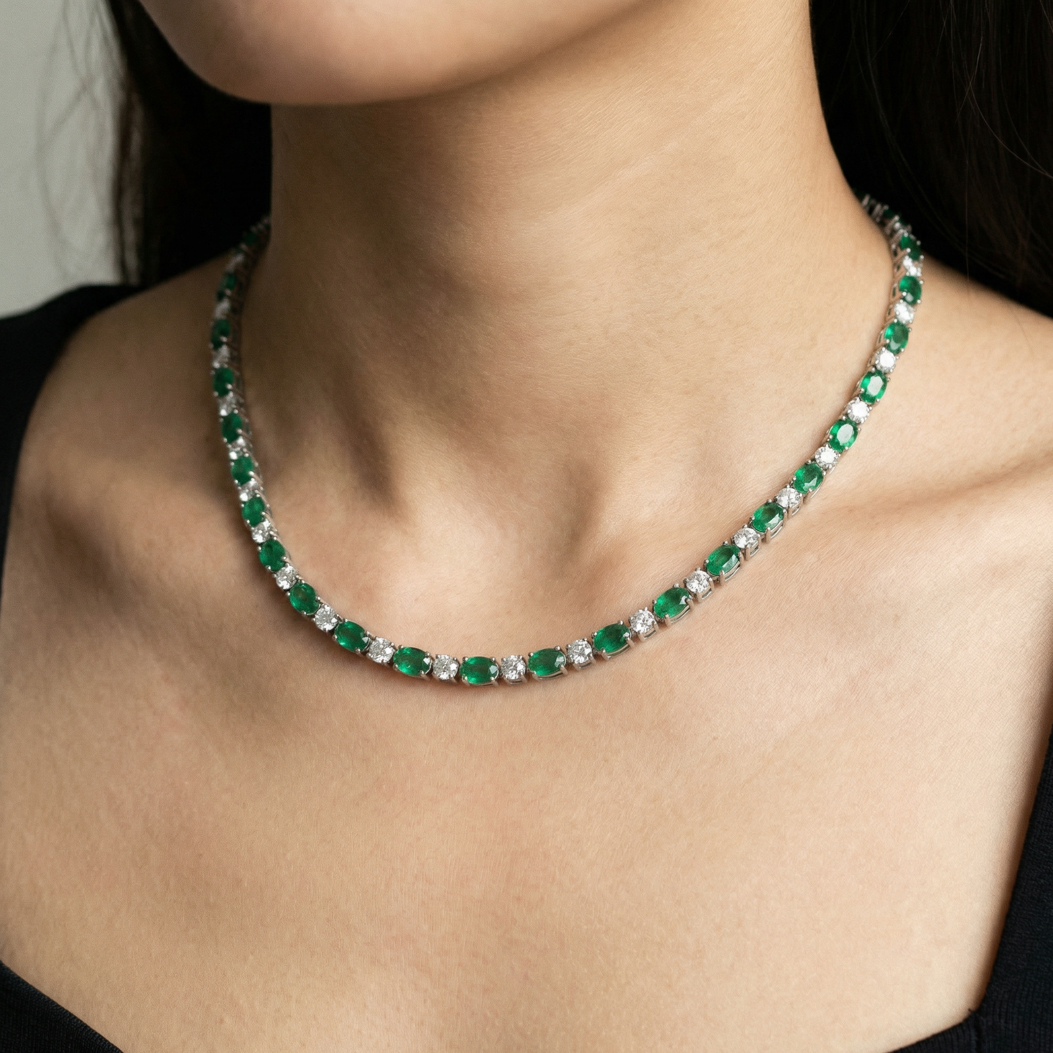 Colar Riviera em ouro branco com esmeraldas e diamantes
