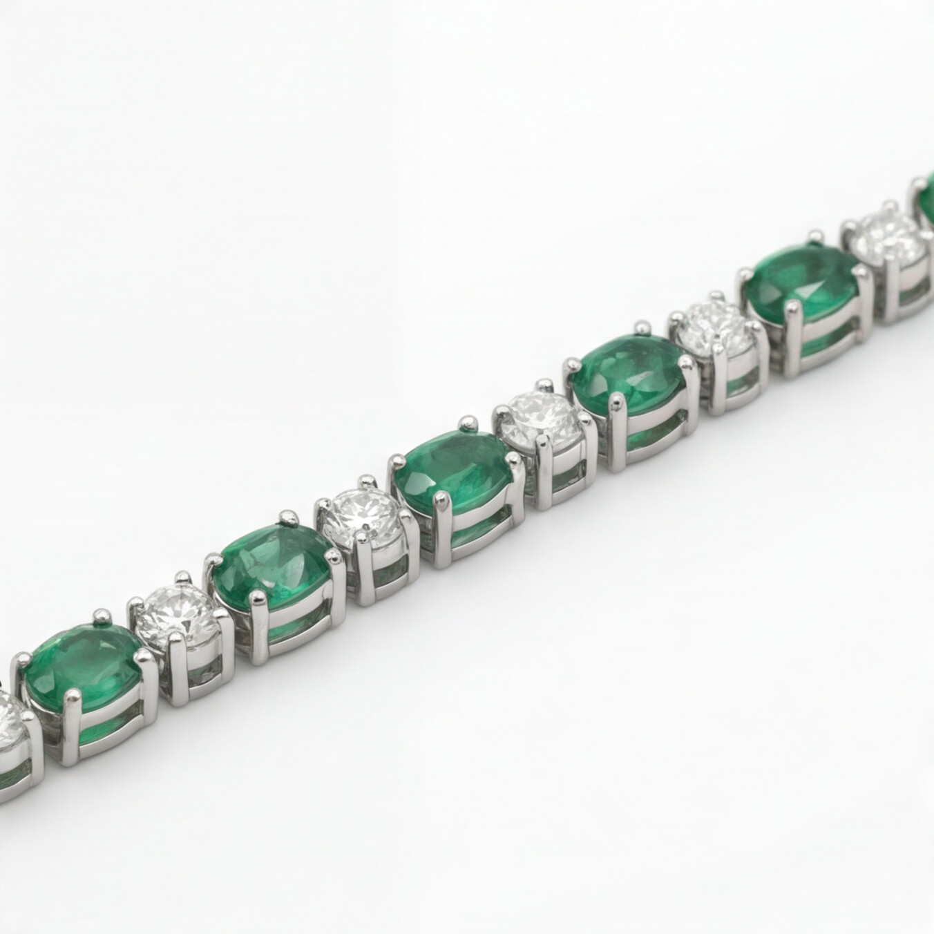 Colar Riviera em ouro branco com esmeraldas e diamantes