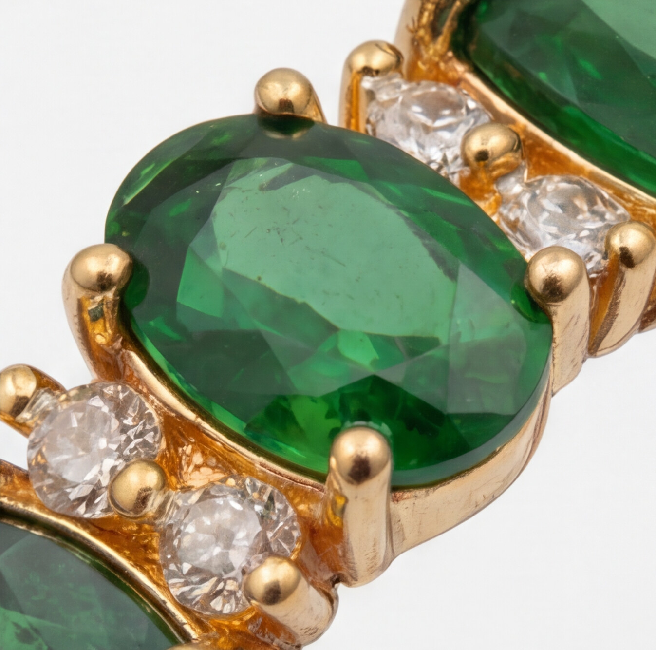 Anel em ouro 18k com esmeraldas e diamantes