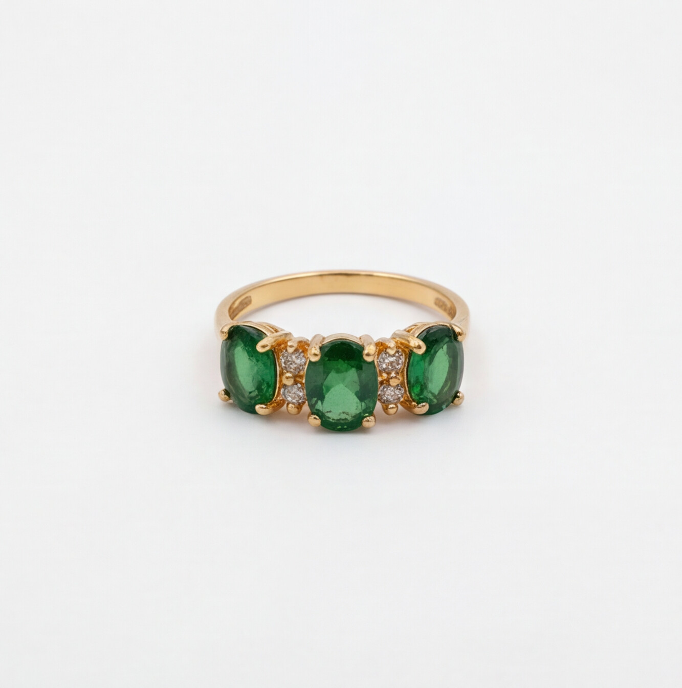 Anel em ouro 18k com esmeraldas e diamantes