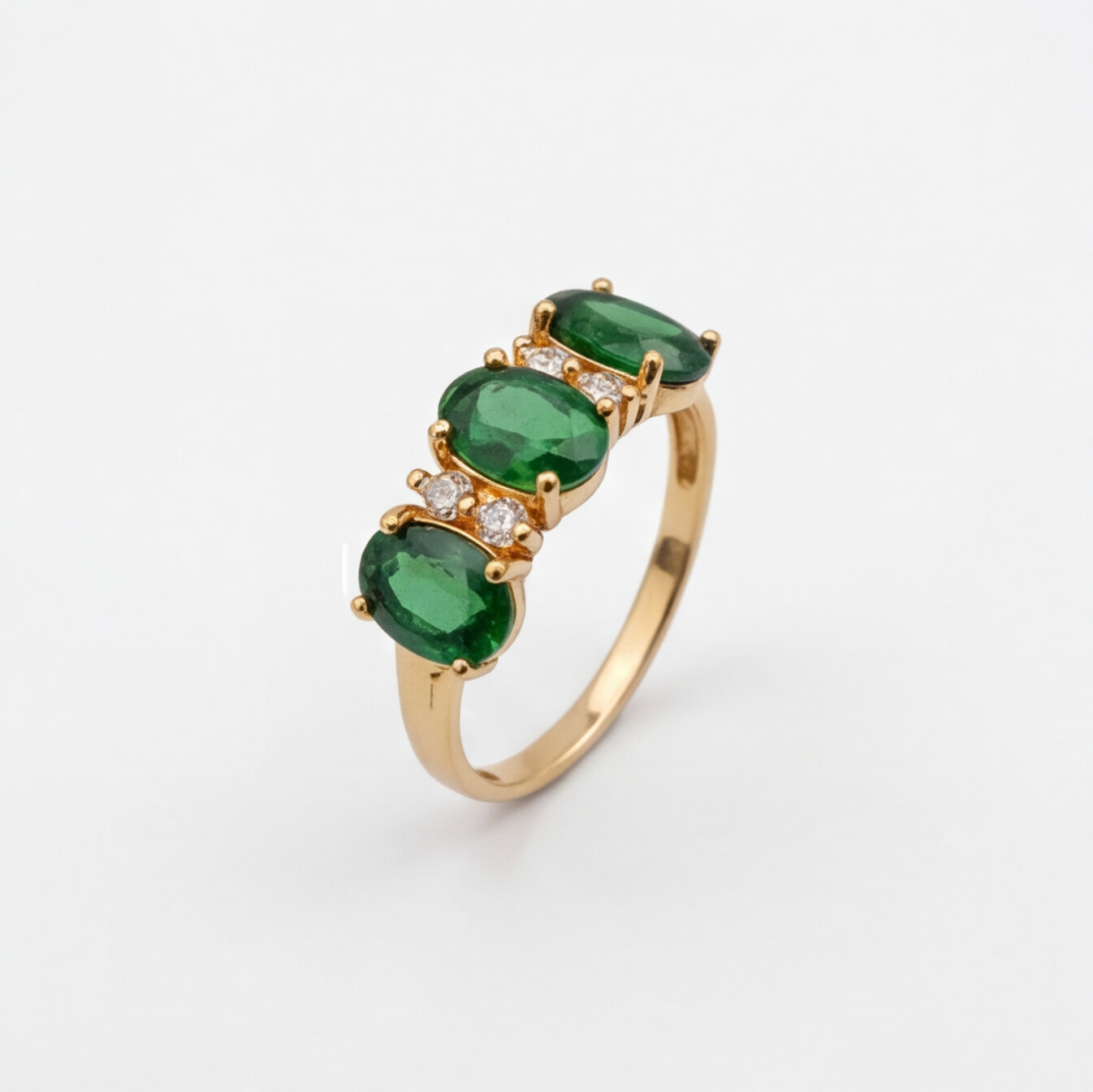 Anel em ouro 18k com esmeraldas e diamantes