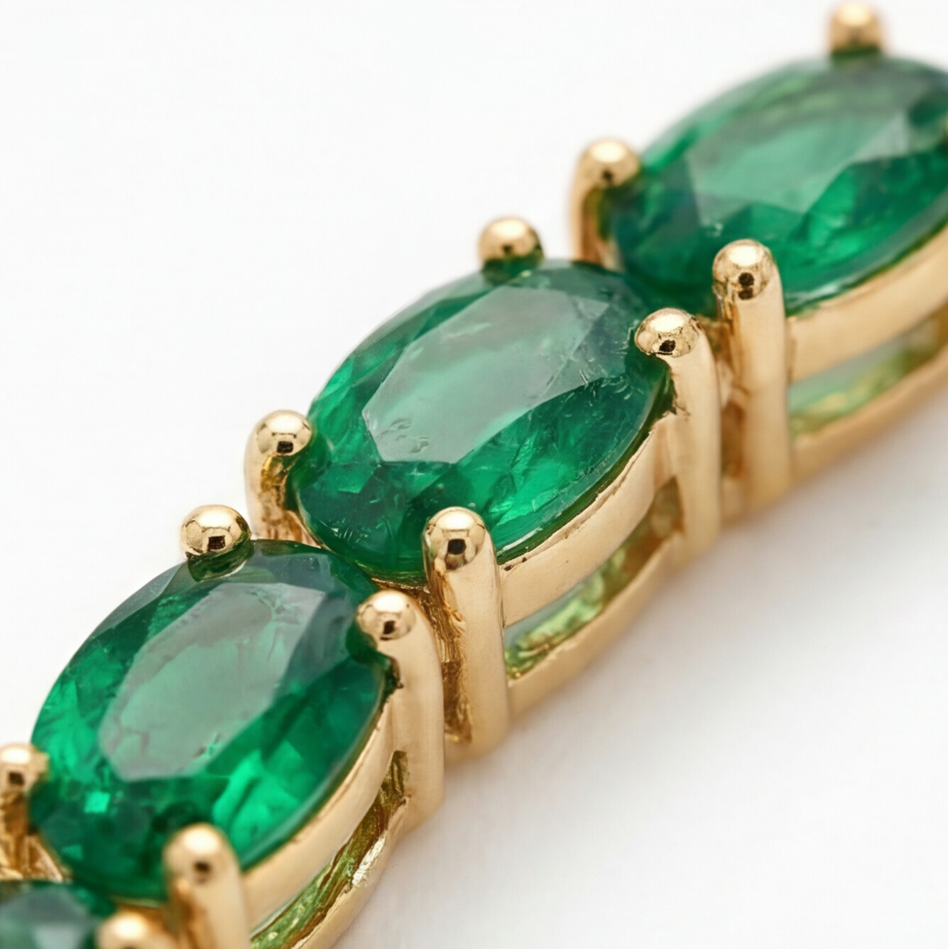 Brincos em ouro 18k e esmeraldas